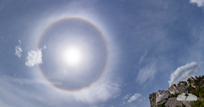 What an extraordinary sight - the sun halo over Mount Rushmore.