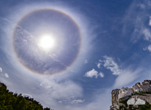 A slightly different shot over Mount Rushmore&#039;s carved faces - I couldn&#039;t get enough of the sun halo!