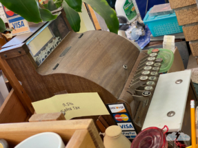 Nifty old cash register!