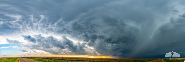 A multi-image panorama shows the mammatus and falling hail.