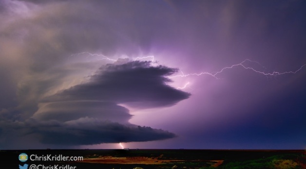 21 May 2016: Stunning spinning tornadic supercell and lightning at Leoti, Kansas