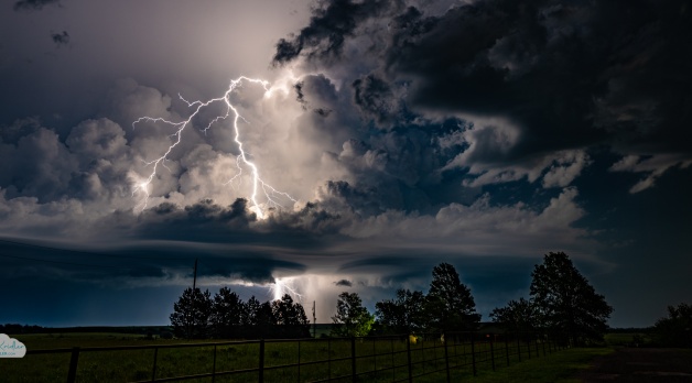 31 May 2026: Kansas tornado and electric eruption of lightning